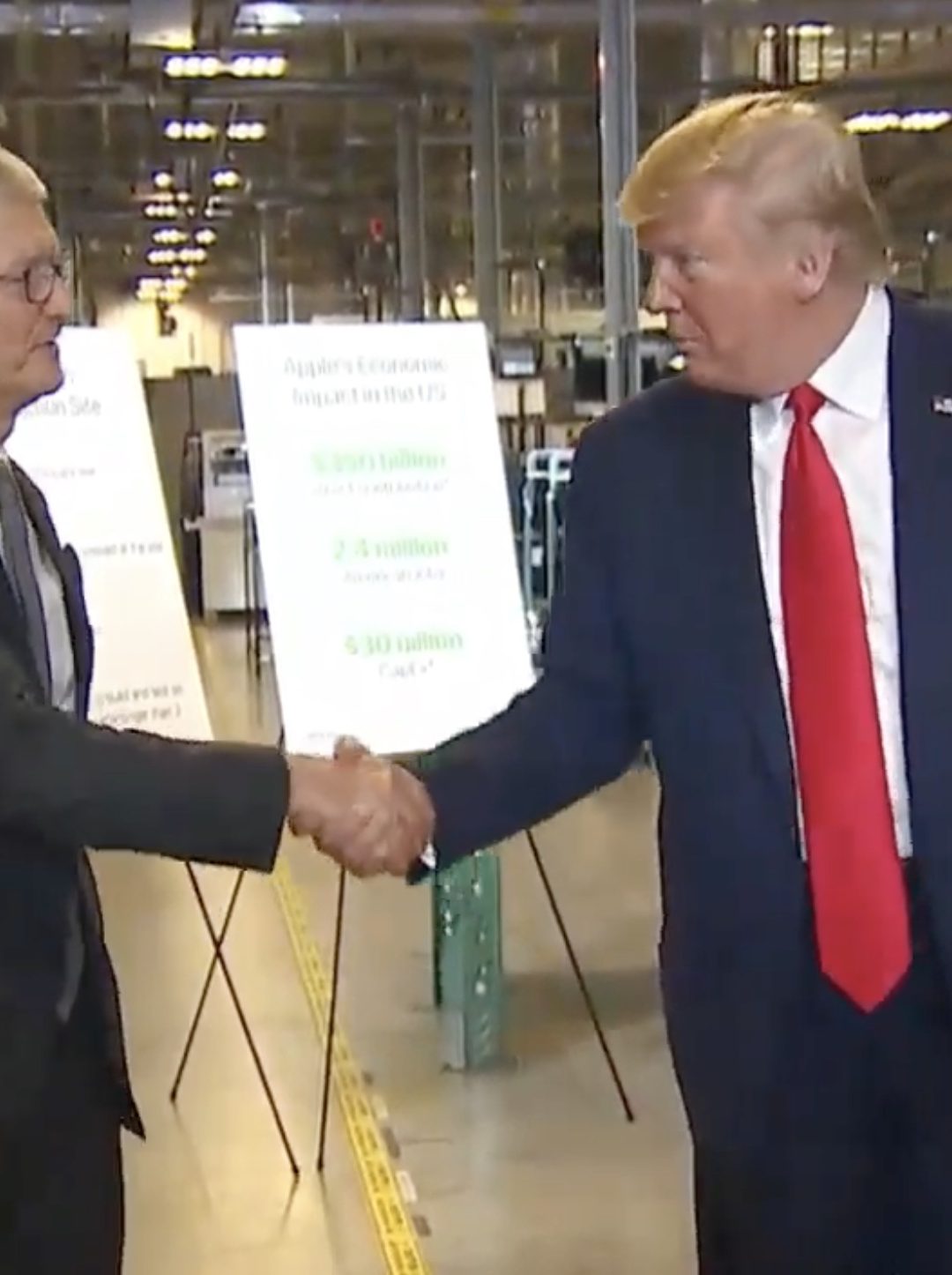 Apples Tim Cook har köpt Donald Trumps gunst – för en miljon dollar