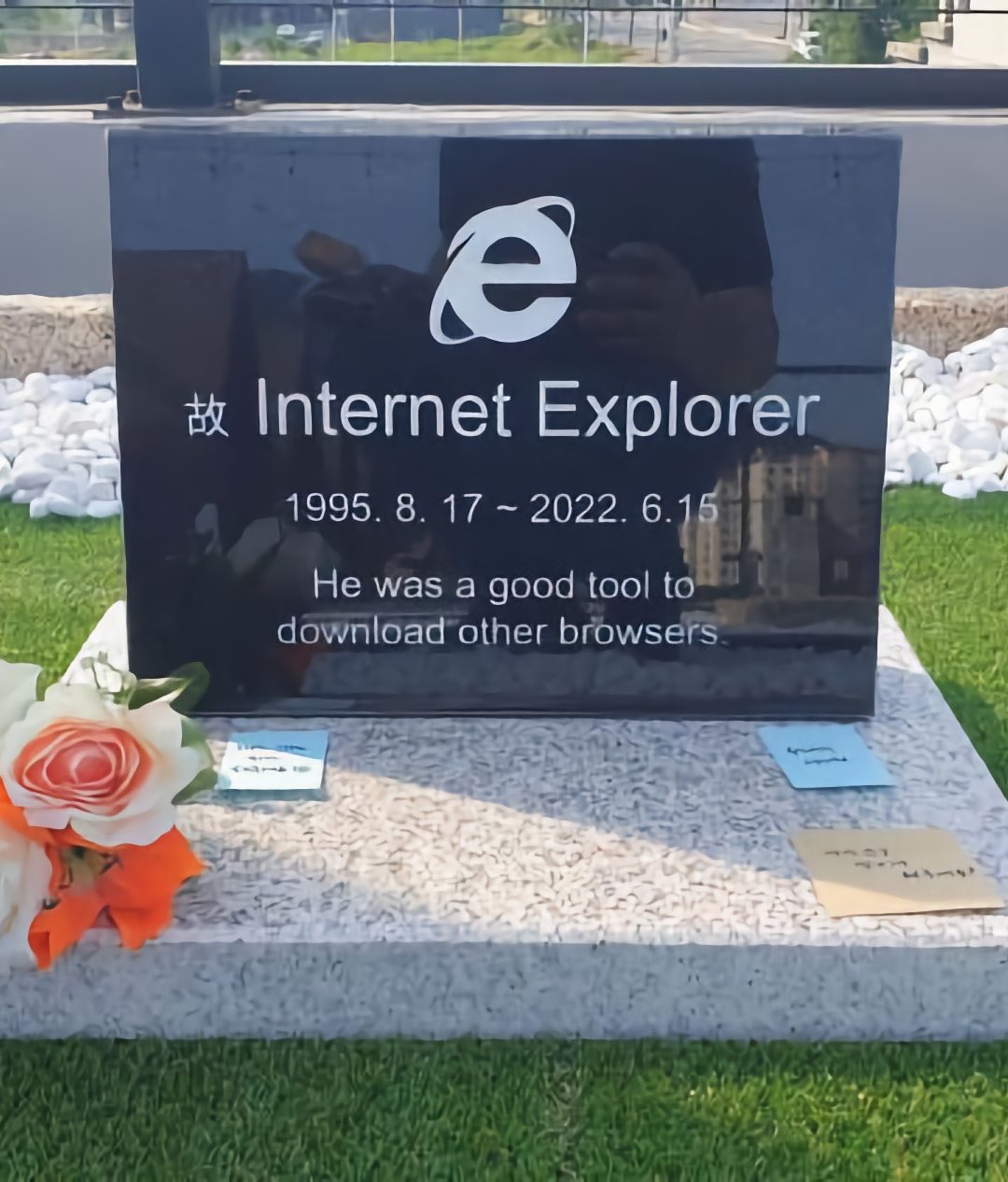 Han skapade en riktig gravsten över Internet Explorer