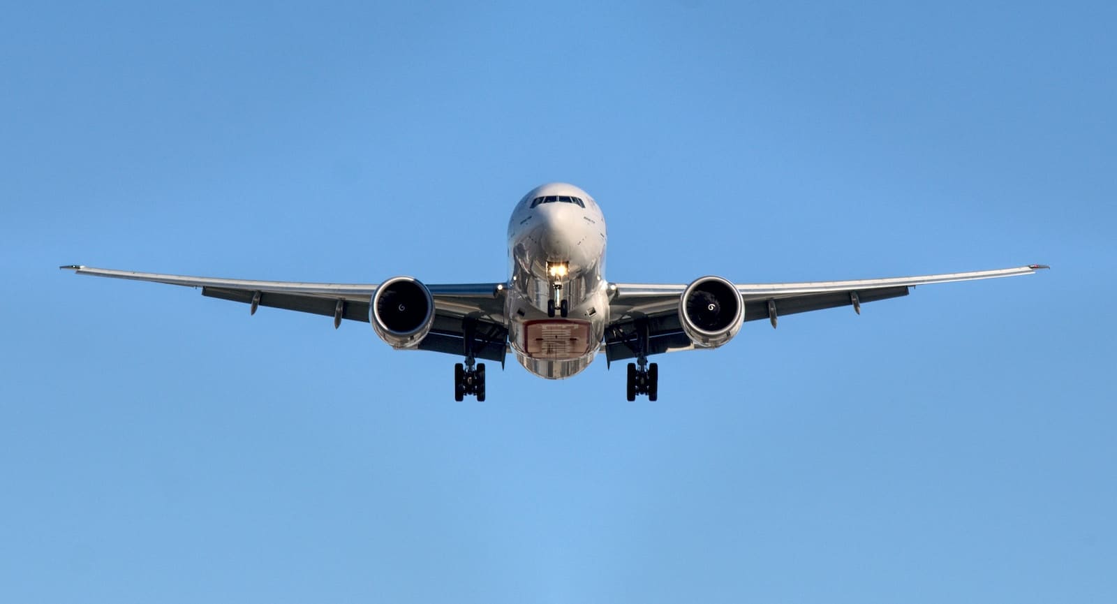 airplane in midair at daytime