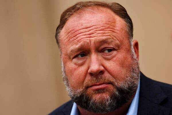 Nu dras nätet åt runt Alex Jones – som levererar en helt ny konspirationsteori