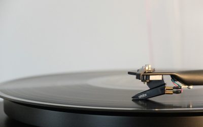 round black vinyl disc on vinyl player